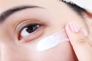 Os 7 Melhores Cremes para a Área dos Olhos em 2026!
