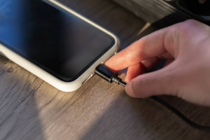 Por que você deve parar de carregar seu celular até 100% imediatamente